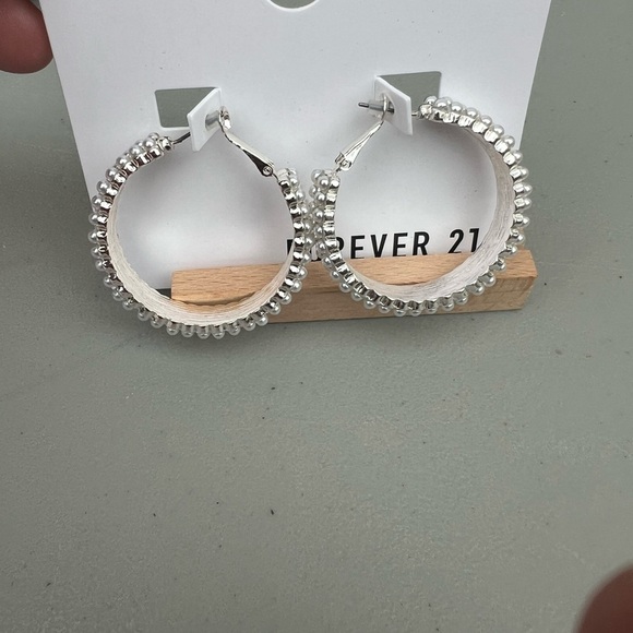 Forever 21 Elegant Silver & Pearl Earrings – NWT - Picture 1 of 9
